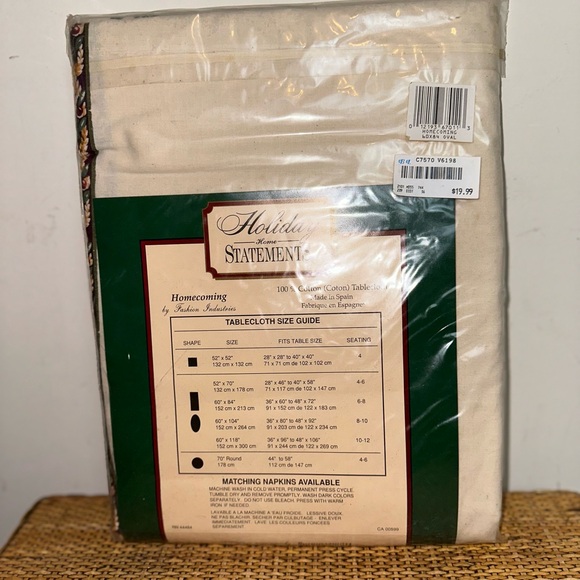 Vintage Holiday Opulence Poinsettia Themed Oval Tablecloth Thanksgiving 60”x85” - Picture 5 of 6